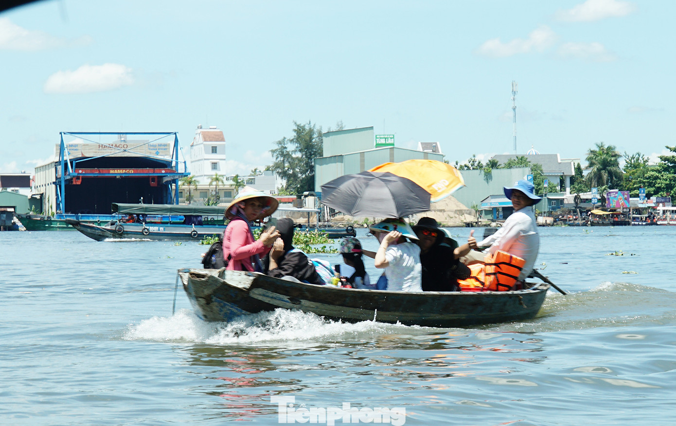 Đến cồn Sơn, du khách có dịp trải nghiệm cảm giác bồng bềnh trên sông nước. Ảnh: Hòa Hội