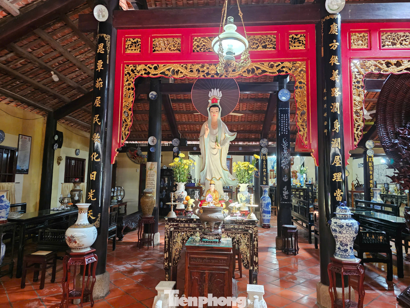 Chùa Tiên Châu được xây dựng theo lối kiến trúc truyền thống với bốn gian: tiền đường, trung đường, chính điện và hậu tổ, sắp xếp thành hình chữ tam. Toàn bộ ngôi chùa được chống đỡ bởi 96 cột gỗ tròn, với các chi tiết chạm trổ tinh xảo, thể hiện nghệ thuật điêu khắc đặc sắc của thế kỷ XVIII.