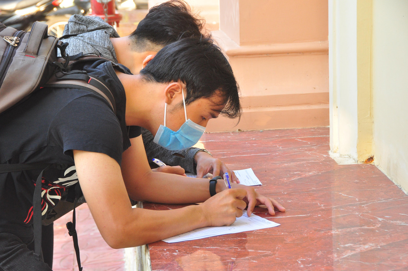 Các bạn sinh viên điền thông tin hiến máu Tính đến nay (31/3/2021) Chủ nhật Đỏ báo Tiền Phong lần thứ 13 năm 2021 đã diễn ra trên 40 tỉnh thành cả nước với 78 điểm hiến máu, tổng số lượng máu tiếp nhận là 59.227 (vượt 12.027 đơn vị máu so với kế hoạch đăng ký là 47.200 đơn vị máu. Chủ nhật Đỏ vẫn tiếp tục diễn ra ở nhiều địa phương. Tại Khu vực ĐBSCL Chủ nhật Đỏ năm 2021 đã diễn ra ở các tỉnh, thành phố: Kiên Giang, An Giang, Đồng Tháp, Trà Vinh, Sóc Trăng, thành phố Rạch Giá, Cần Thơ, Cà Mau với hàng ngàn đơn vị máu đã được dâng hiến. Thông qua chương trình nhân đạo này, BTC tại ĐBSCL đã vận động được trên 104 triệu đồng tiền học bổng cho các em học sinh, sinh viên nghèo. Quang cảnh hiến máu Bạn Nguyễn Huỳnh Châu, Hoa khôi sinh viên TP Cần Thơ 2019, cũng là sinh viên của trường. Cô nói rằng, hiến máu là 1 hành động được tôn vinh và trân trọng, thể hiện được sự chia sẻ, lòng yêu thương giữa con người với nhau trong những lúc khó khăn. "Em rất vinh dự khi được tham dự chương trình Chủ nhật Đỏ đầy tính nhân văn và lần này em lại háo hức hơn vì được tổ chức tại trường ĐH Nam Cần Thơ, ngôi trường mà em đang theo học", Châu nói. Các hoa khôi, Á khôi là sinh viên của trường tham gia chủ nhật Đỏ Bạn Nguyễn Thị Minh Thư, Á khôi Sinh viên TP Cần Thơ 2019, hiện đang học năm 4 ngành Dược (ĐH Nam Cần Thơ) lần thứ 2 đồng hành với Chủ nhật Đỏ. Thư chia sẻ rằng, đây là một chương trình ý nghĩa và nhân văn. Hiến máu là hành động ý nghĩa và cao cả; hơn thế mang tinh thần yêu thương và chia sẻ với cộng đồng, mỗi đơn vị máu mà chúng ta cho đi đều mang ý nghĩa lớn với những bệnh nhân đang cần. "Các bạn đừng nghĩ hiến máu là có hại cho sức khoẻ, mà ngược lại hiến máu chứng tỏ bạn có sức khoẻ tốt.", Minh Thư nói. Lê Thị Tường Vy - Hoa khôi Sinh viên Việt Nam 2020, Người đẹp Áo dài Hoa hậu Việt Nam 2020. Anh Hà Minh Thông, Phó chủ tịch Hội Sinh viên trường đại học Nam Cần Thơ cho biết, hoạt động tình nguyện, đặc biệt là hiến máu nhân đạo được lãnh đạo Nhà trường quan tâm và các bạn sinh viên nhiệt tình ủng hộ. Điển hình như Chủ nhật Đỏ lần này khi phát động phong trào không chỉ các bạn sinh viên háo hức tham gia, mà còn các bạn sinh viên đang theo học tại trường đoạt danh hiệu Hoa khôi, Á khôi cấp thành phố và cao hơn như Lê Thị Tường Vy (Hoa khôi ĐH Nam Cần Thơ năm 2020), đồng thời cô còn là Người đẹp áo dài Hoa hậu Việt Nam 2020, Hoa khôi Sinh viên Việt Nam 2020; Hoa khôi Sinh viên TP Cần Thơ 2019 Nguyễn Huỳnh Châu và Á khôi Sinh viên TP Cần Thơ 2019 Nguyễn Thị Minh Thư. Đặc biệt, còn có 23 thí sinh lọt vào vòng chung kết cuộc thi Hoa khôi đại học Nam Cần Thơ 2021 cũng tham gia.