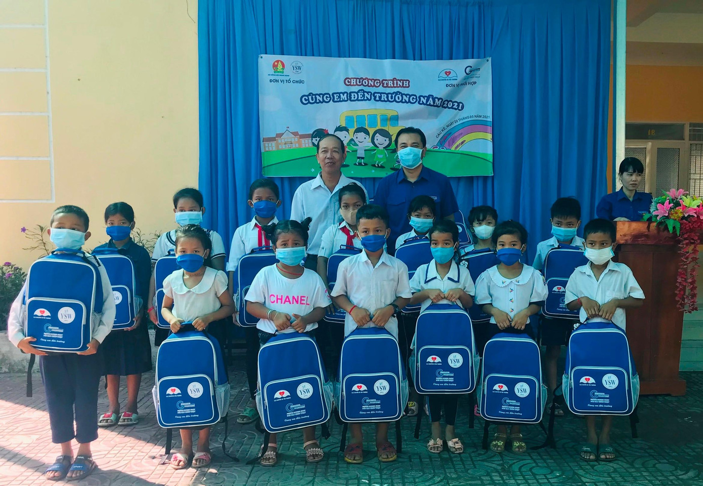 Anh Nguyễn Hải Minh, Trưởng Ban Quốc tế Trung ương Đoàn, Phó chủ tịch Trung ương Hội LHTN Việt Nam tặng quà cho các em học sinh