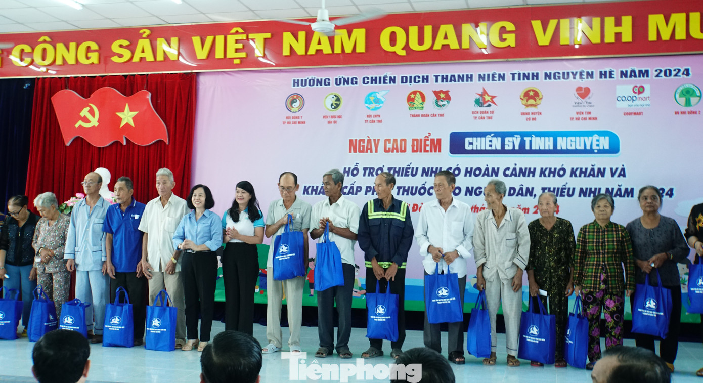 Bên cạnh đó, Thành Đoàn Cần Thơ còn khởi động Chuyến xe ước mơ cấp thành phố năm 2024. Chuyến xe Ước mơ là chuyến xe của Tuổi trẻ - đi chia sẻ yêu thương. Trong Chiến dịch tình nguyện hè năm nay, chuyến xe sẽ mang 10.000 phần quà đến với thiếu nhi 9 quận, huyện trên địa bàn Thành phố và 6 tỉnh thành Đồng bằng sông Cửu Long.