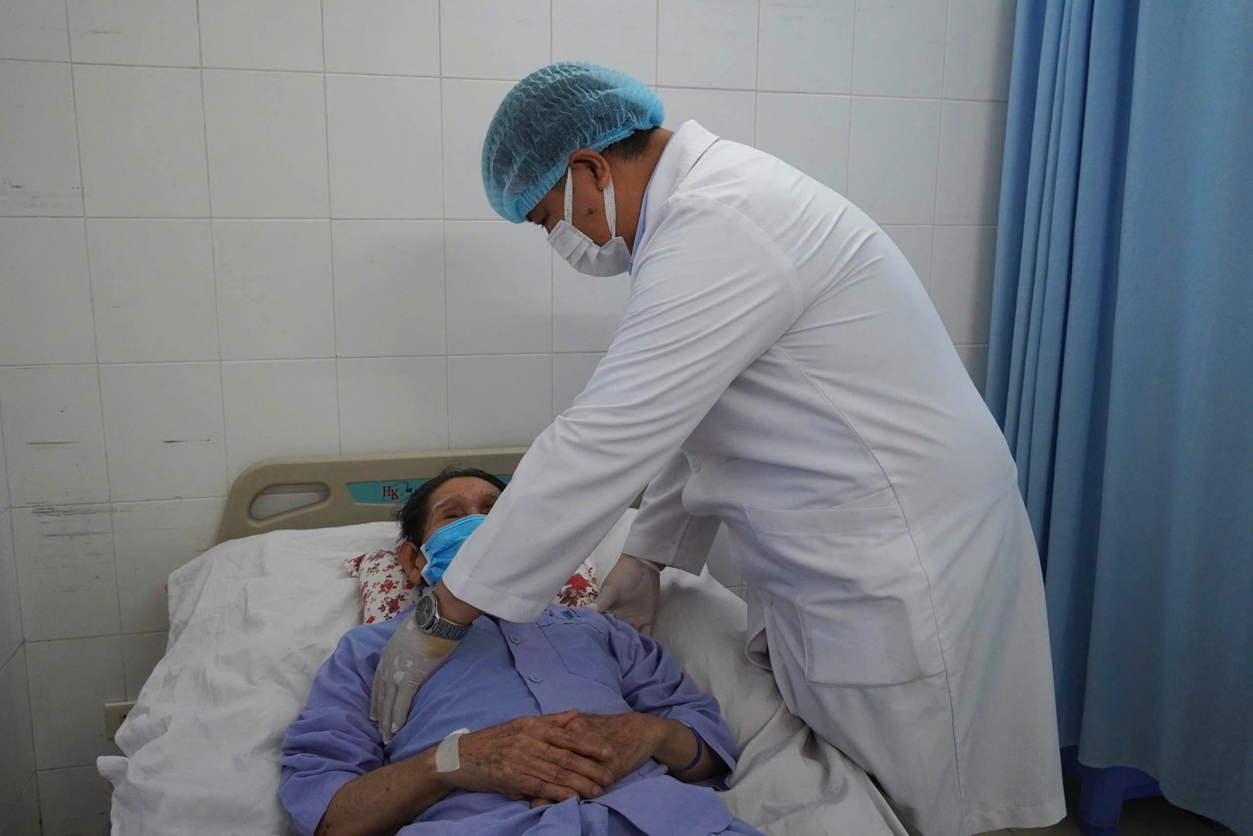 Bác sĩ thăm khám cho bệnh nhân.