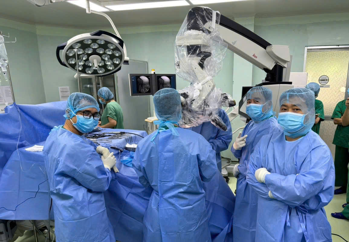 Bác sĩ Bệnh viện Đa khoa Trung ương Cần Thơ phẫu thuật thay khớp háng cho bệnh nhân U100.