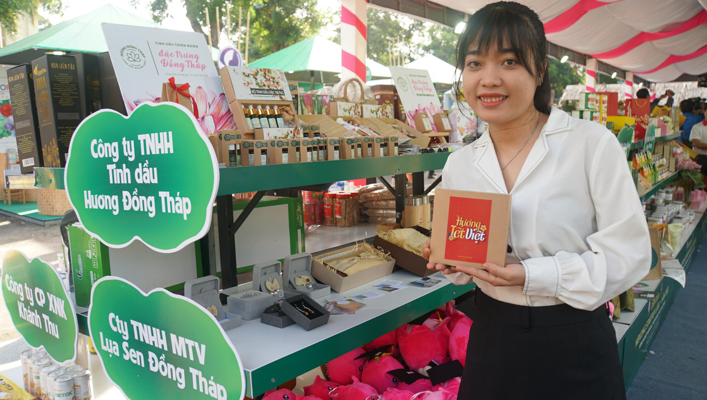 Bạn trẻ Đồng Tháp khởi nghiệp với sản phẩm tinh dầu. Ảnh: Hòa Hội Bạn trẻ Đồng Tháp khởi nghiệp với sản phẩm tinh dầu. Ảnh: Hòa Hội