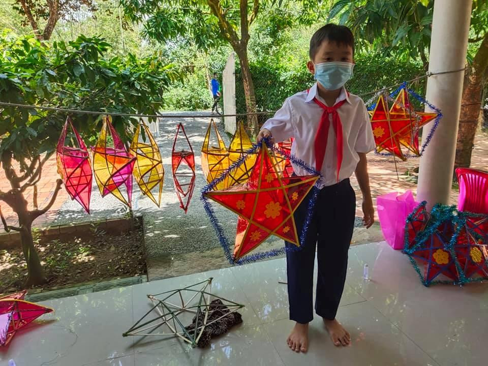 Tặng quà cho thiếu nhi khu vực phong tỏa