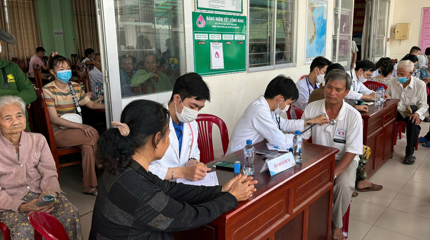 Bác sĩ khám sức khỏe miễn phí cho người dân.