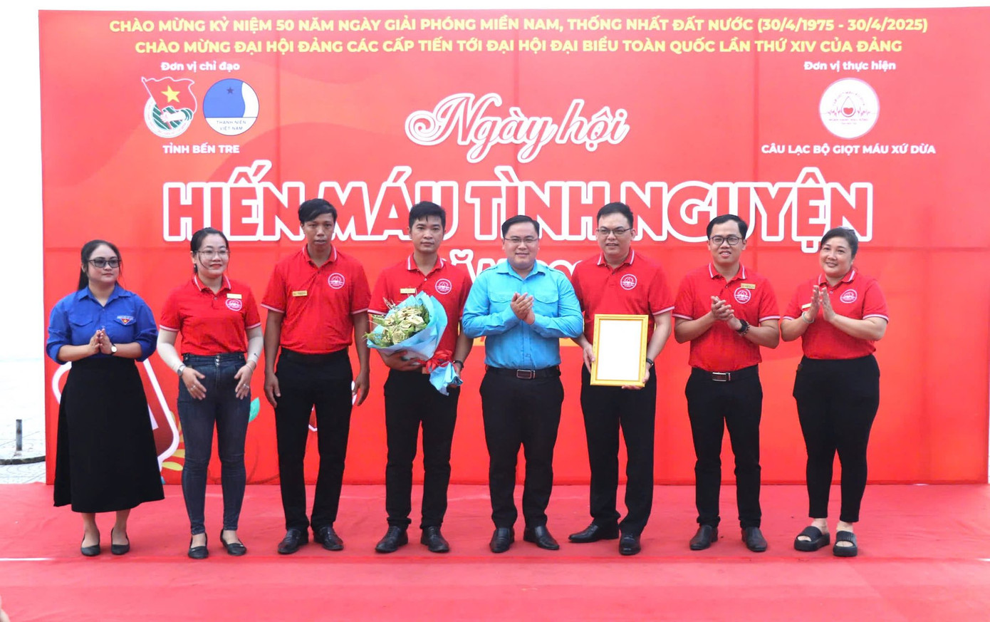 Chủ tịch Hội LHTN Việt Nam tỉnh Bến Tre Phan Thanh Trẻ trao quyết định củng cố Ban Chủ nhiệm Câu lạc bộ “Giọt máu xứ dừa”. Chủ tịch Hội LHTN Việt Nam tỉnh Bến Tre Phan Thanh Trẻ trao quyết định củng cố Ban Chủ nhiệm Câu lạc bộ “Giọt máu xứ dừa”.