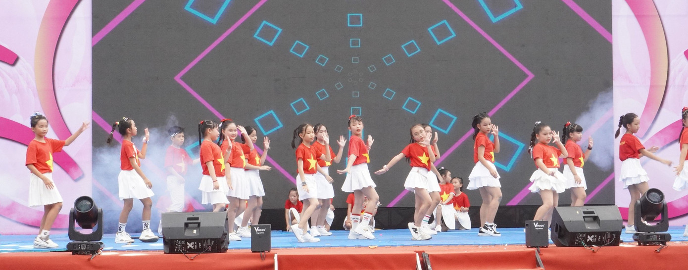 Các em thiếu nhi khuấy động sân khấu.