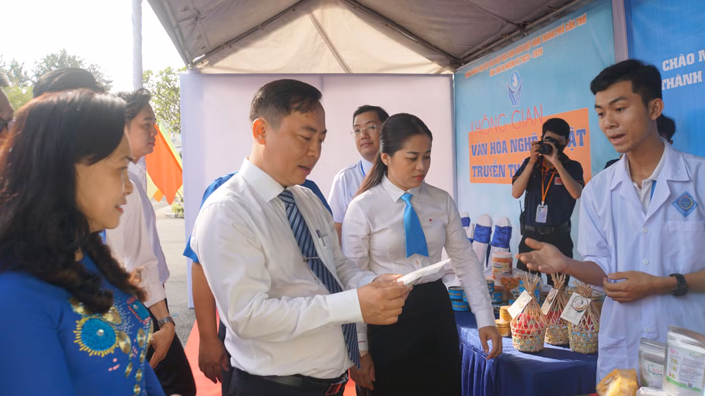 Lãnh đạo thành phố Cần Thơ tham quan sản phẩm khởi nghiệp. Ảnh: Hòa Hội