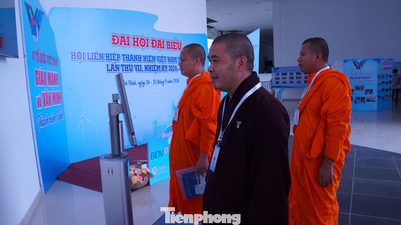 Đại biểu điểm danh điện tử chuẩn bị vào đại hội. Ảnh: Hòa Hội