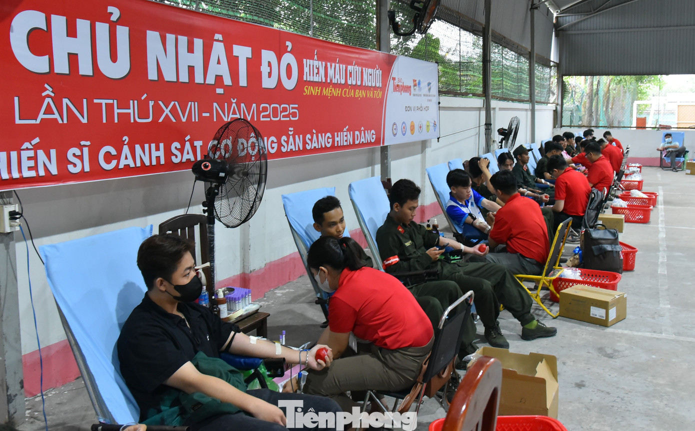 Quang cảnh chiến sĩ, bạn trẻ hiến máu tình nguyện. Ảnh: Hòa Hội