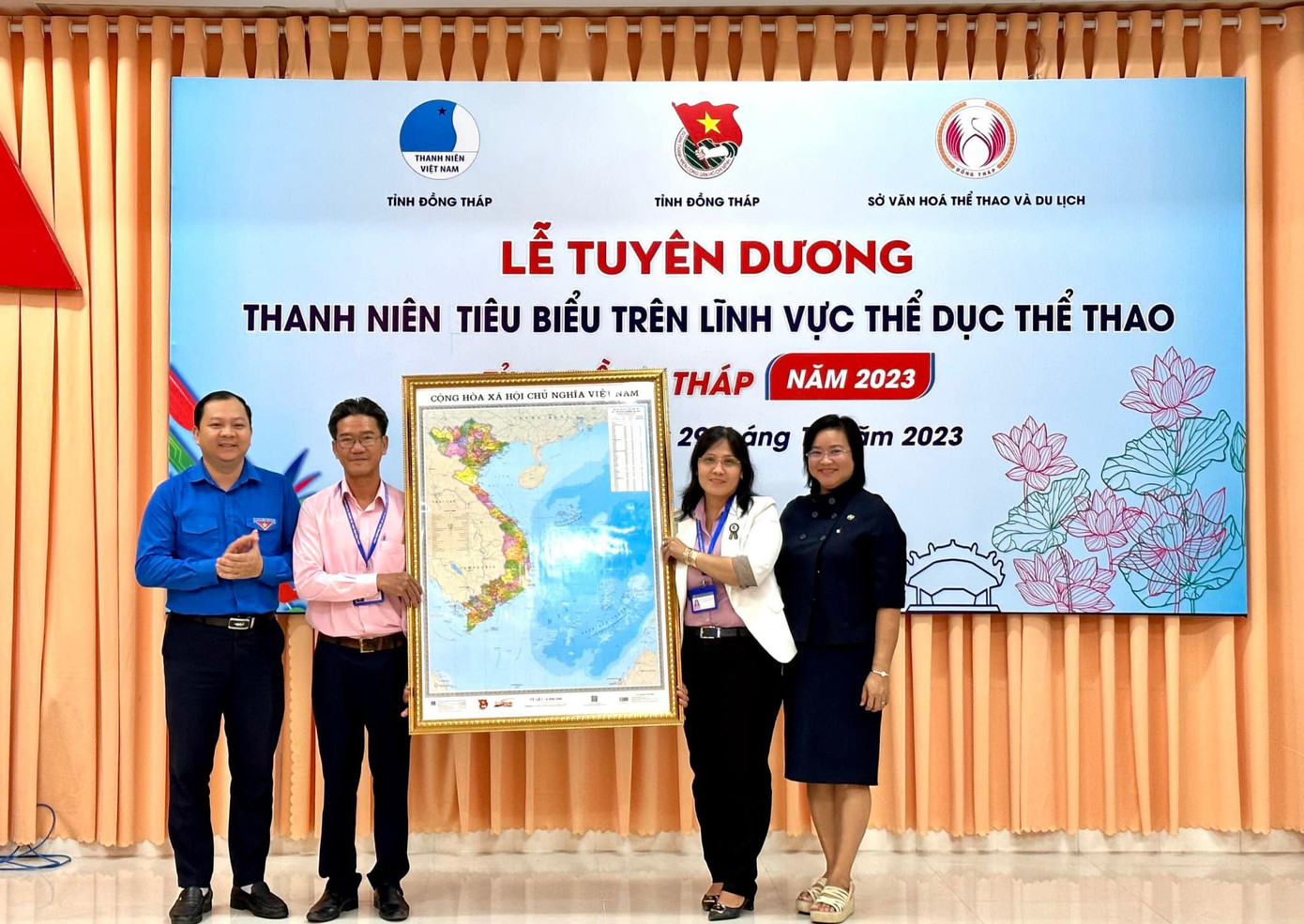 Ban Thường vụ Tỉnh Đoàn Đồng Tháp tặng bản đồ Việt Nam cho Trường Phổ thông Năng khiếu, Huấn luyện và Thi đấu thể thao tỉnh Đồng Tháp.