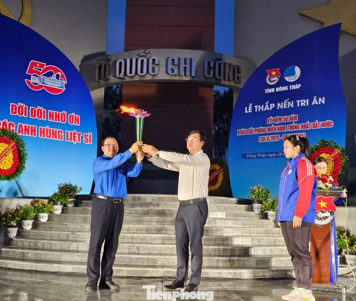 Ông Lê Quốc Phong - Bí thư Tỉnh ủy Đồng Tháp trao ngọn đuốc cho Bí thư Tỉnh Đoàn - anh Huỳnh Minh Thức. Ảnh: Hòa Hội