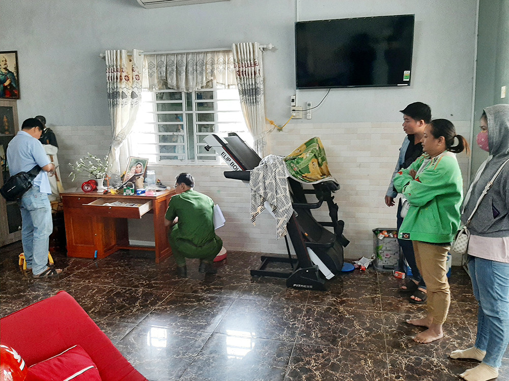 Lực lượng công an khám xét nơi ở của Diệu. Lực lượng công an khám xét nơi ở của Diệu.