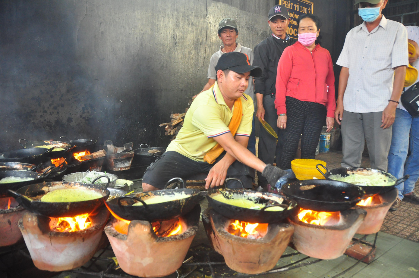 Theo ông Hận, ngồi quanh 10 lò rất nóng, nếu không có sức khỏe sẽ khó làm được. Để cùng lúc đổ 10 chảo không bị khét đòi hỏi người thợ phải làm liên tục.