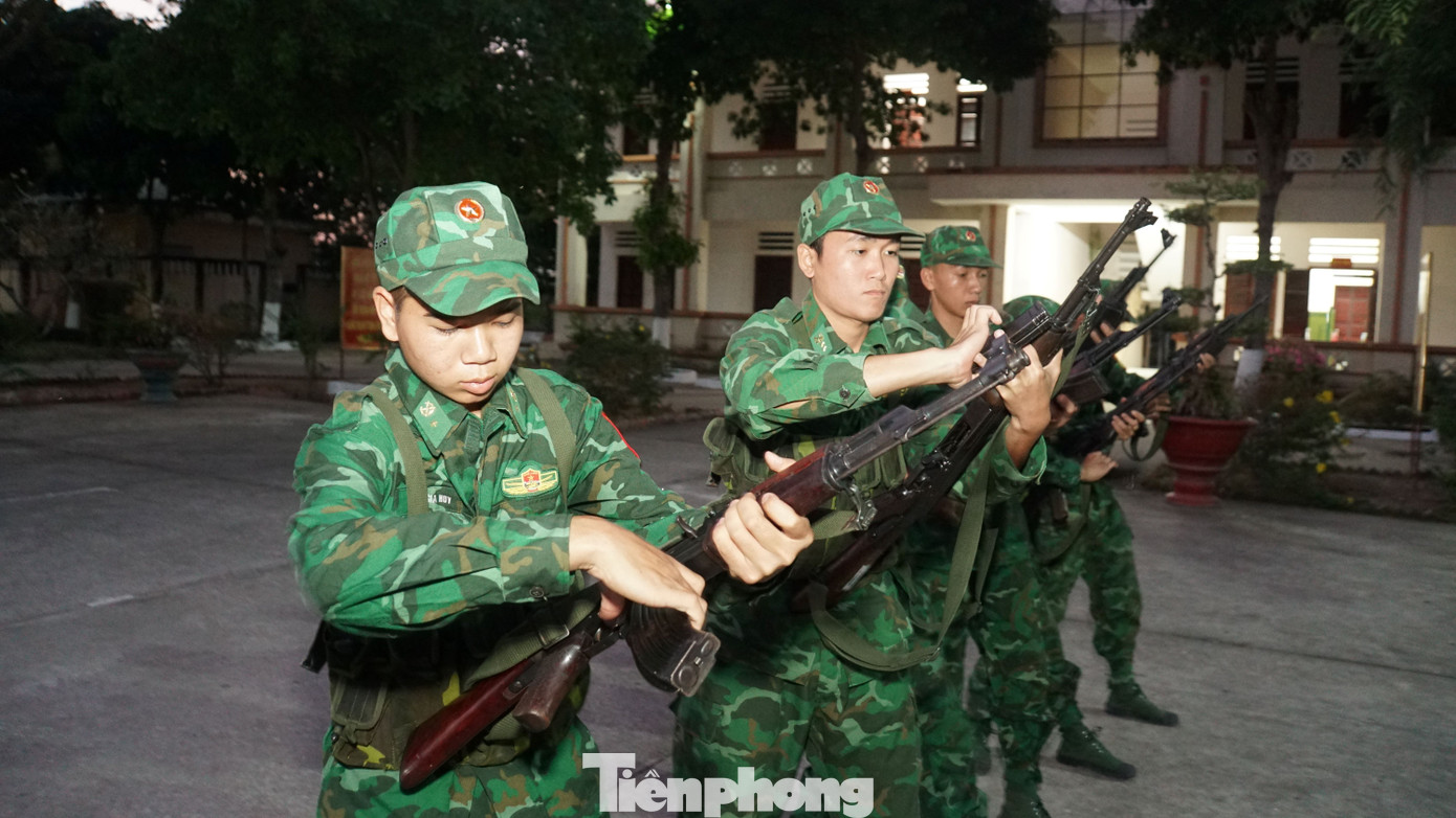 Các chiến sĩ Đồn Biên phòng Vĩnh Nguơn kiểm tra vũ khí trước khi đi tuần tra biên giới. Ảnh: Hòa Hội
