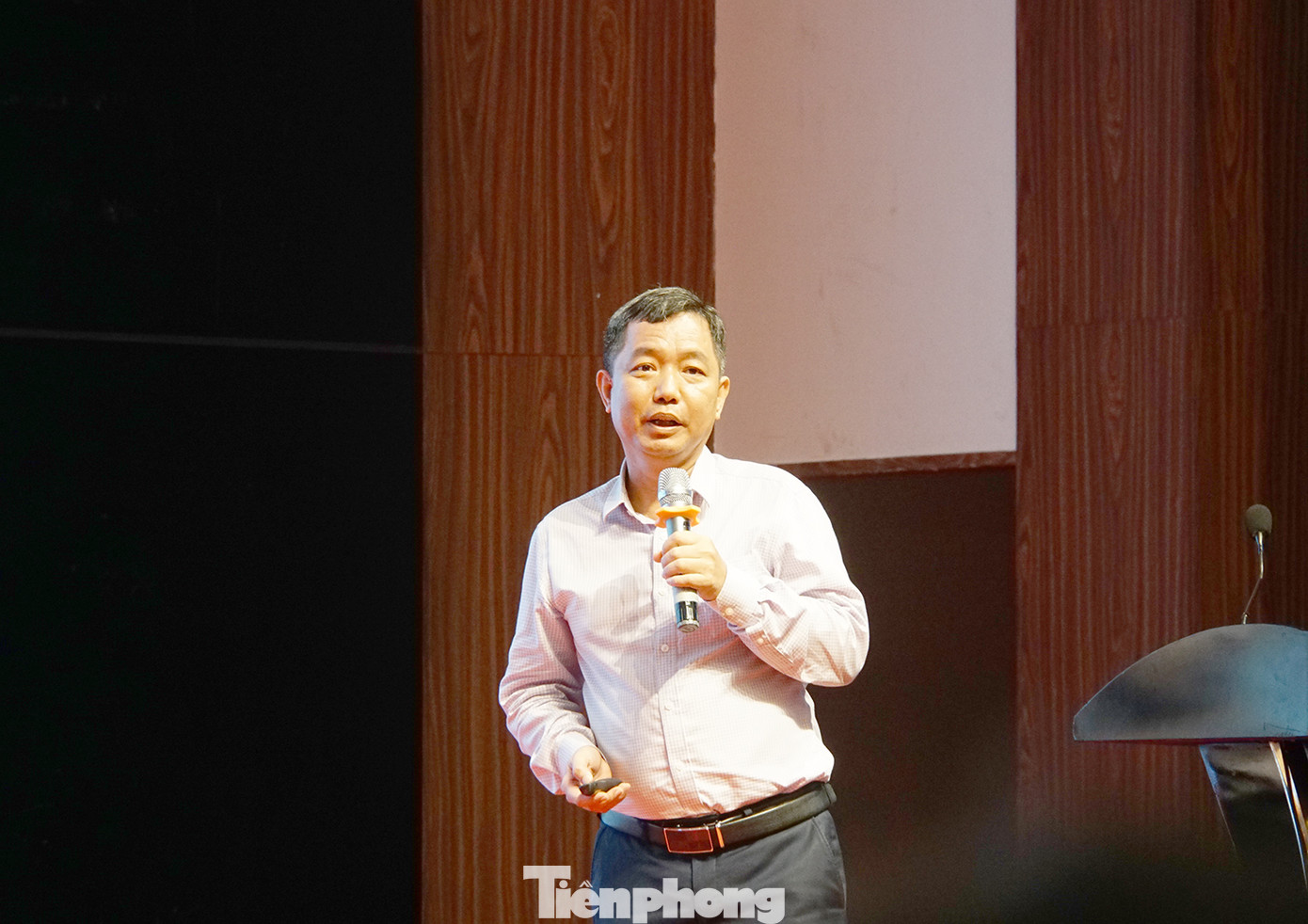 Ông Trần Bá Hoằng, Viện trưởng Viện Khoa học và Thuỷ lợi miền Nam phát biểu. Ảnh: Hòa Hội Ông Trần Bá Hoằng, Viện trưởng Viện Khoa học và Thuỷ lợi miền Nam phát biểu. Ảnh: Hòa Hội