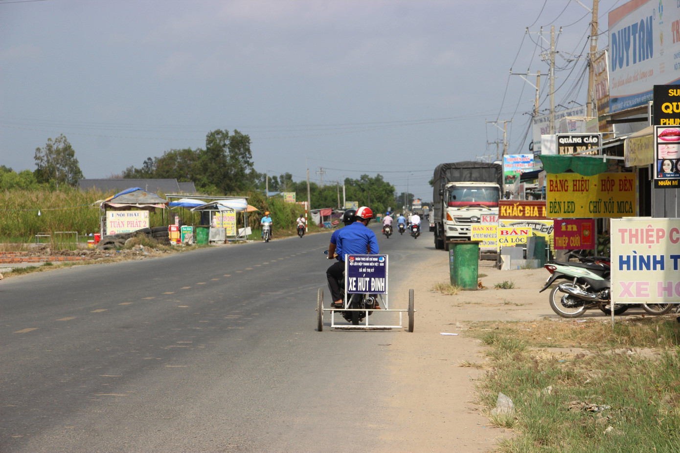 Mỗi lần đi làm nhiệm vụ có 2 người, anh Phú là người ngồi trước điều khiển xe máy, người còn lại ngồi sau là bí thư chi đoàn ấp (các ấp luân phiên nhau) giữ xe hút đinh. "Mỗi tuần, tụi em đi rà đinh một lần, vào chiều thứ 5 hoặc thứ 6. Số lượng đinh, vật sắc nhọn mỗi lần hút được tùy từng thời điểm, có lúc nhiều, ít khác nhau", anh Phú nói.
