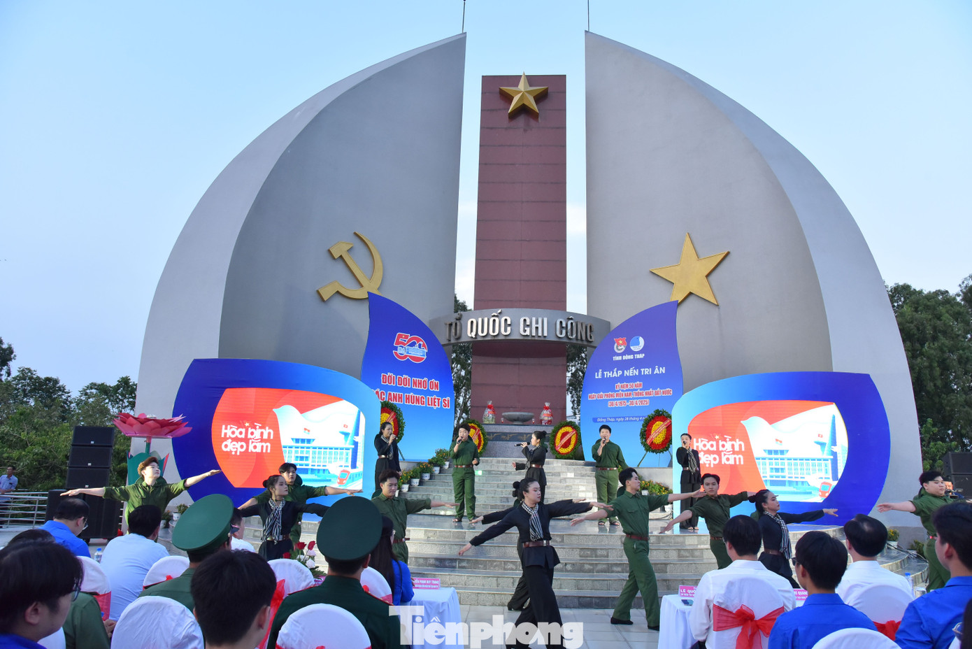 Văn nghệ mở màn chương trình. Ảnh: Hòa Hội