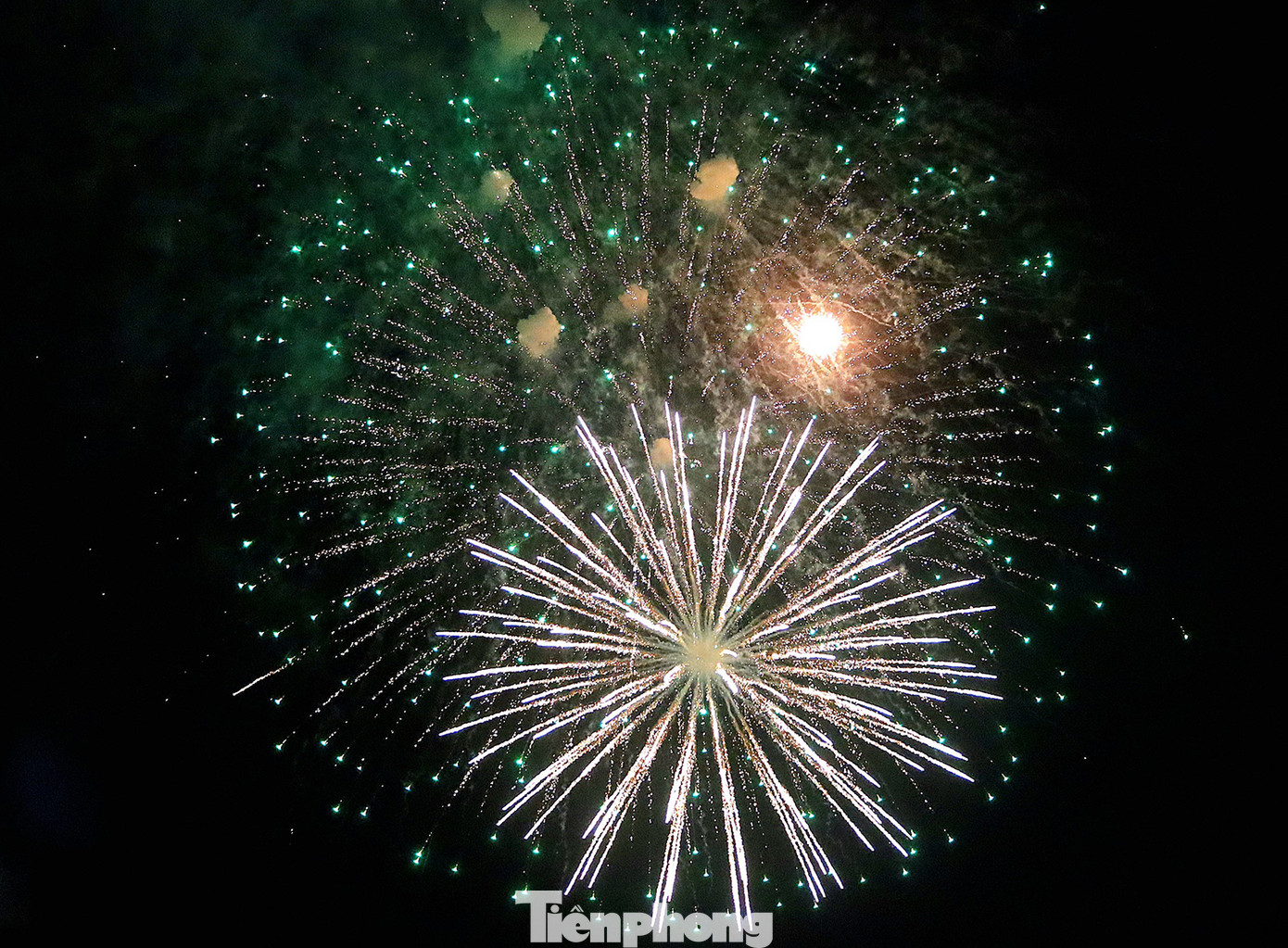 Mãn nhãn với màn bắn pháo hoa tại sân vận động Cần Thơ. Ảnh: M. Trung.