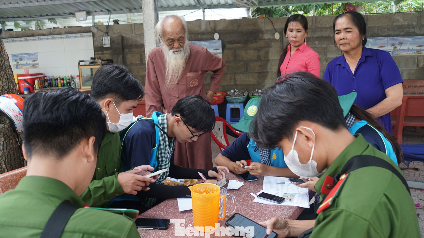Anh Trần Trung Quốc, Phó Bí thư Đoàn trường Đại học An Giang cho biết, qua các hoạt động của chiến dịch tình nguyện sẽ giúp các chiến sĩ rèn luyện kỹ năng mềm, tự tin nói chuyện trước đám đông, kỹ năng tổ chức chương trình và phát huy vai trò xung kích, tình nguyện của tuổi trẻ trong việc phục vụ cộng đồng. Ảnh: Hòa Hội