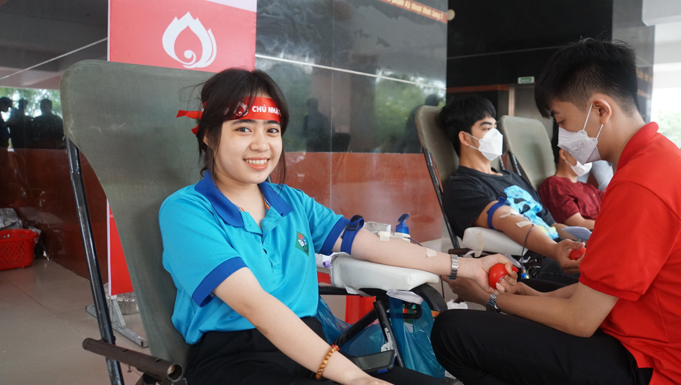 Bạn Phan Ánh Hồng sinh viên năm 2 ngành Luật có mặt từ sớm để tham gia hiến máu. Đây là lần thứ 4 cô bạn chia sẻ giọt máu của mình. Hồng bộc bạch: “Em muốn góp phần giúp các bệnh nhân đang cần máu điều trị, đồng thời lan tỏa đến nhiều người, đặc biệt là các bạn trẻ cùng tham gia để giọt máu của mình cứu sống nhiều người hơn”.