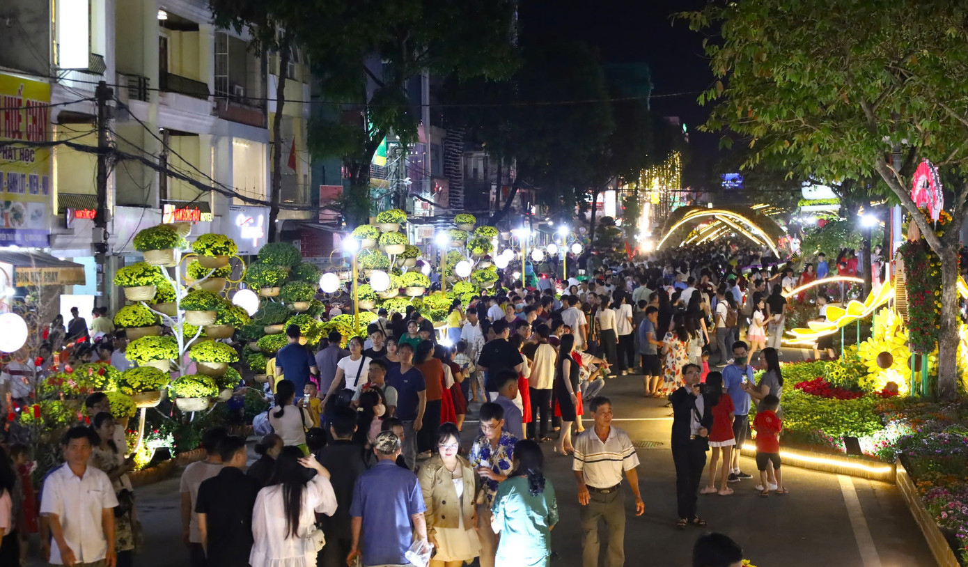 Hàng nghìn người tham quan đường hoa xuân. Hàng nghìn người tham quan đường hoa xuân.