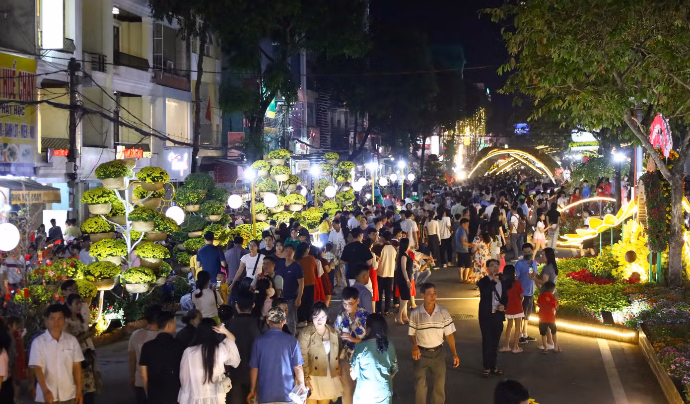 Hàng nghìn người tham quan đường hoa xuân. Hàng nghìn người tham quan đường hoa xuân.