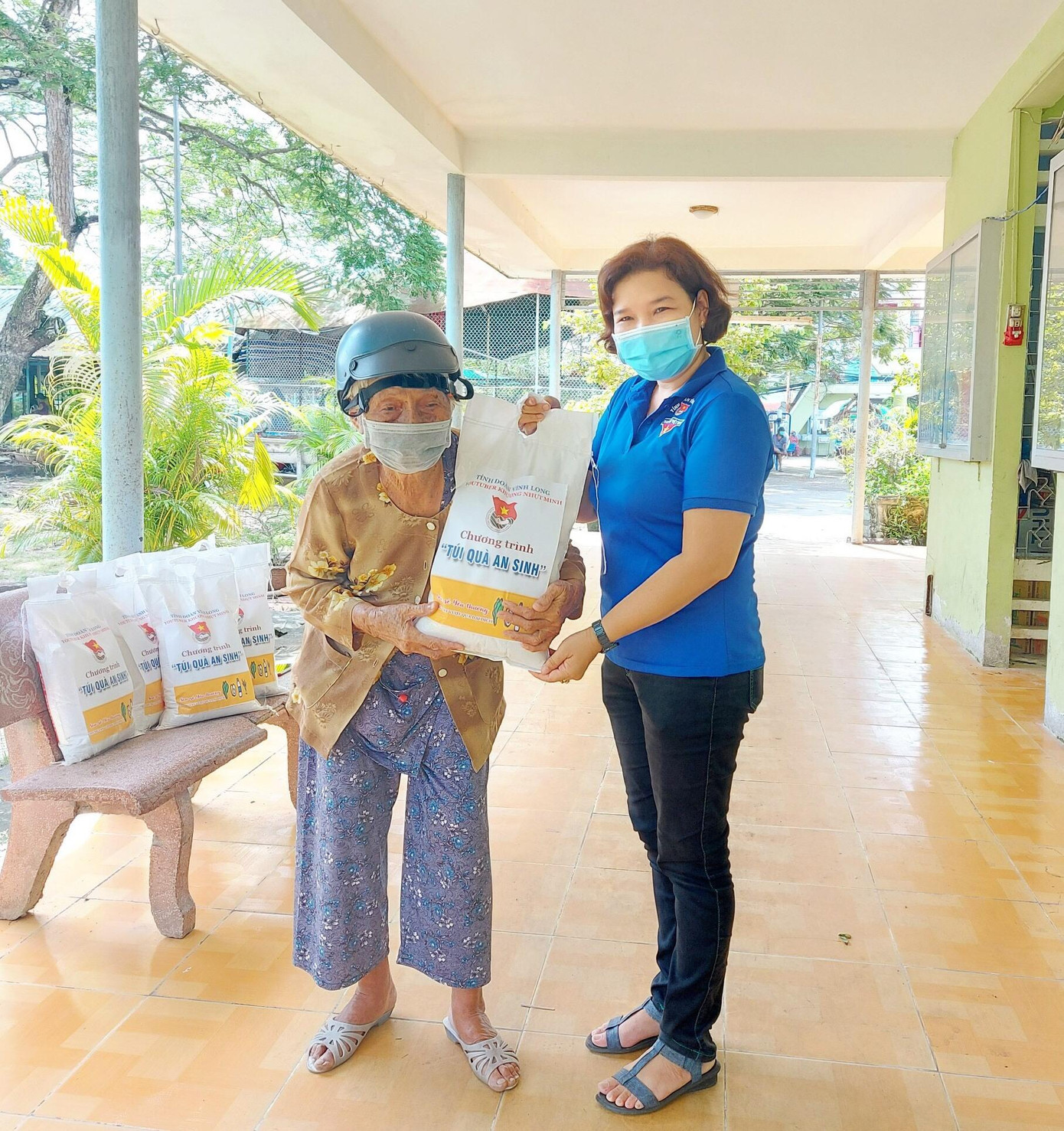 Đại diện Tỉnh đoàn Vĩnh Long trao tặng 'Túi an sinh' cho người dân TP Vĩnh Long. - Ảnh: TĐVL