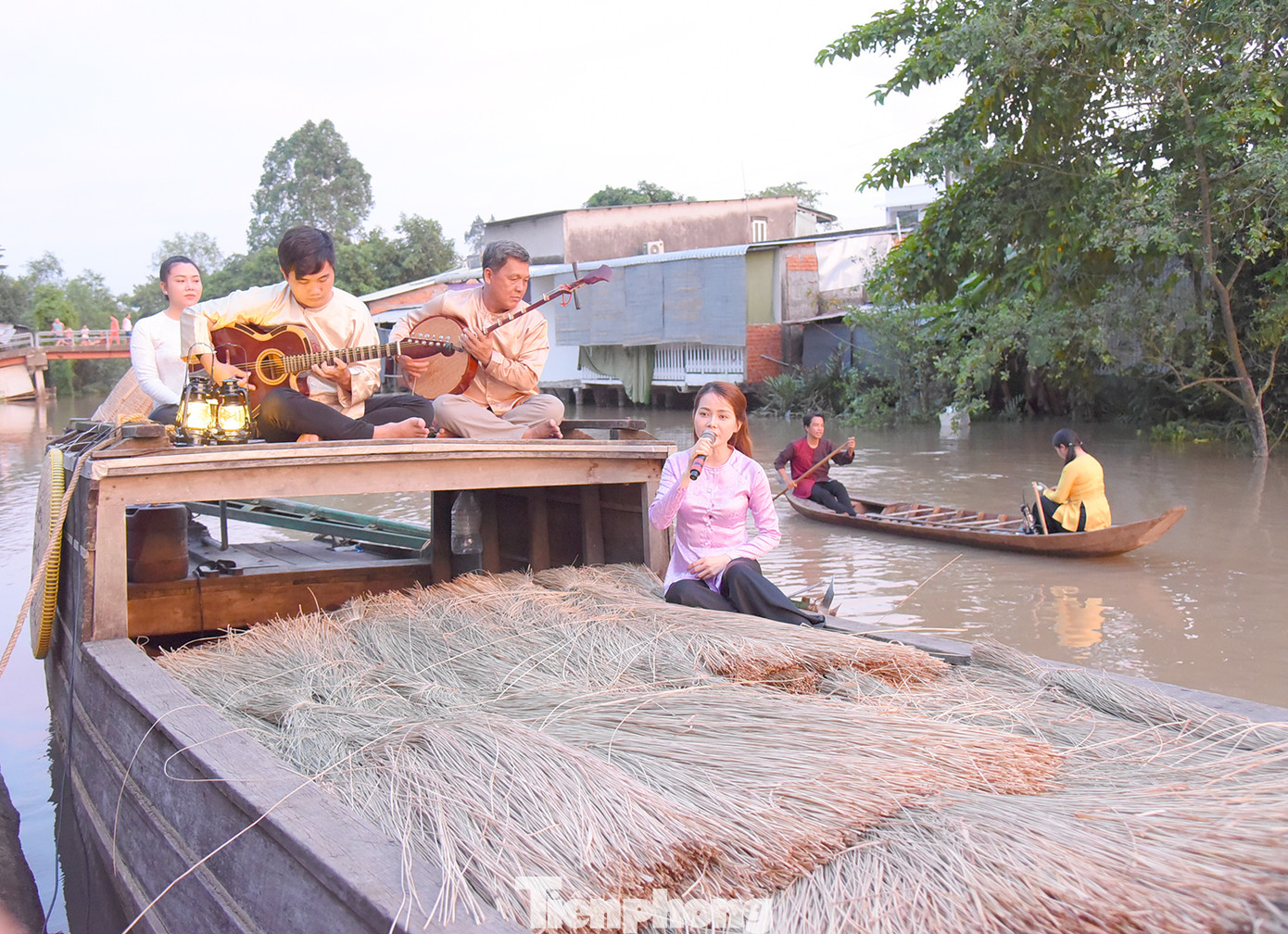 Phục vụ đờn ca tài tử dưới sông tại đình Định Yên. Ảnh: Hòa Hội.
