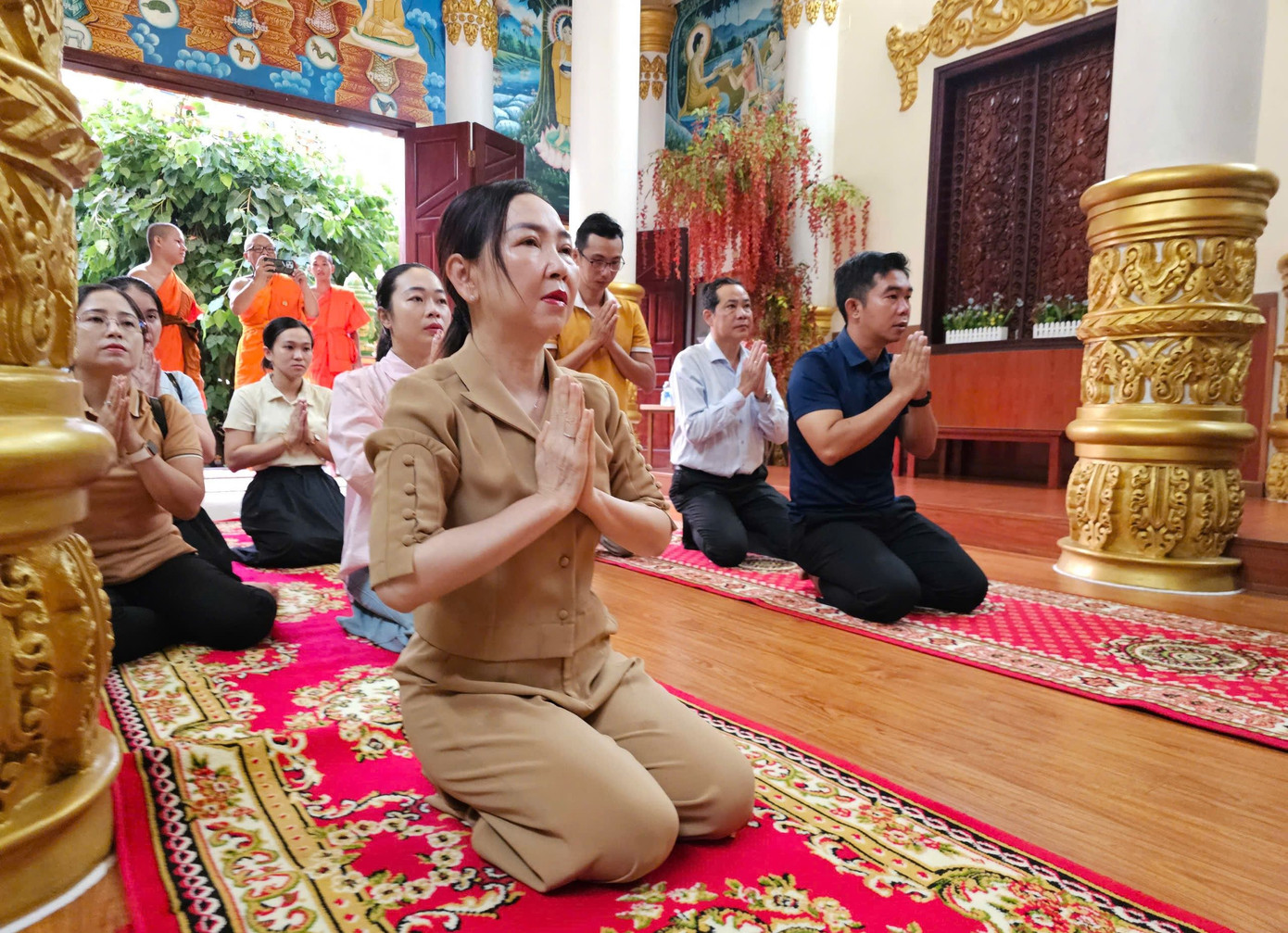 Phật tử cầu nguyện bình an, sức khỏe, hạnh phúc. Phật tử cầu nguyện bình an, sức khỏe, hạnh phúc.