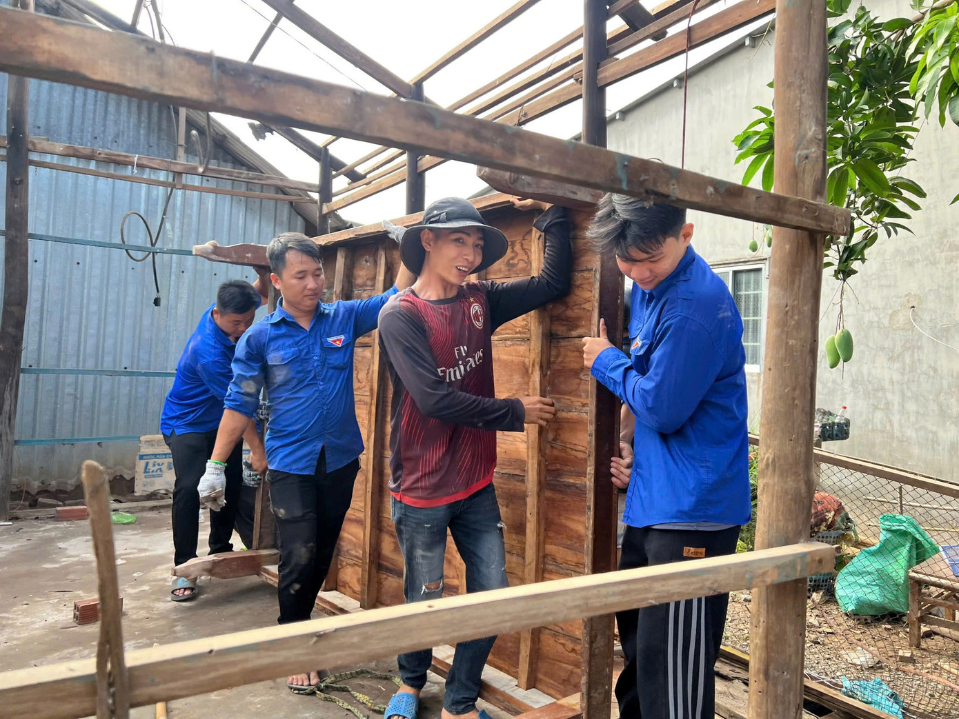 Đoàn viên thanh niên giúp dân xóa nhà tạm tại Đồng Tháp.