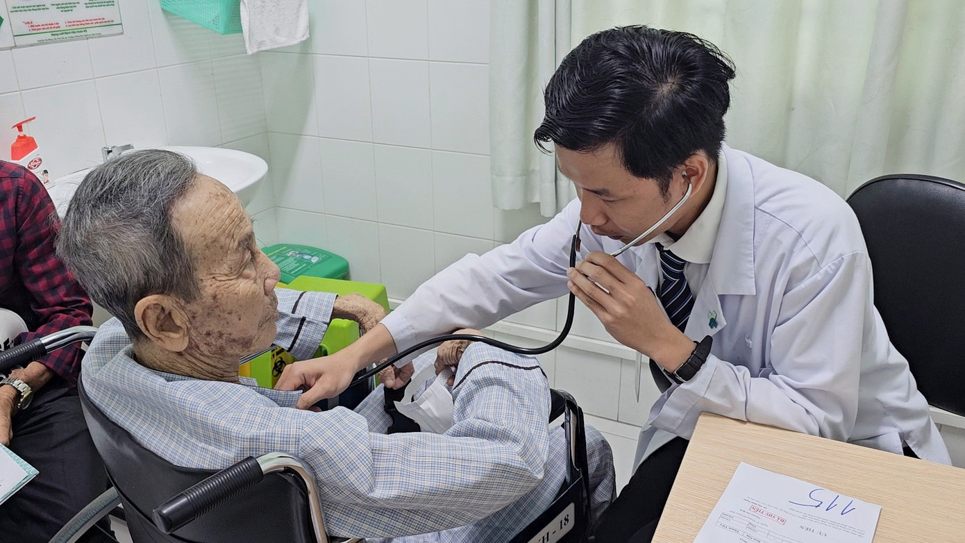 Bác sĩ chăm sóc cụ ông Trần Văn A.