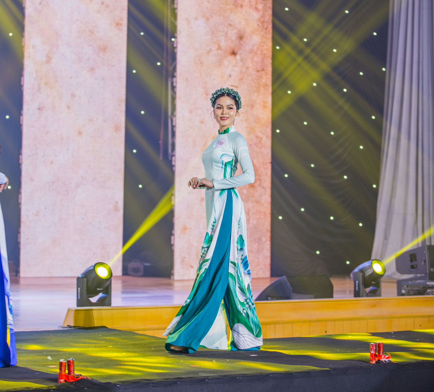 Ngọc Trinh trong trang phục áo dài.