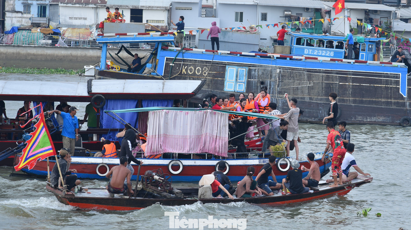 Sau khi hạ thủy tàu tống ôn, người dân tiến hành nghi thức dùng nước sông rửa ghe tàu, rửa tay, rửa mặt. Nhiều người nhảy xuống sông tắm như để gột rửa những điều không may trong năm cũ và mong muốn một năm mới tốt đẹp hơn. Ảnh: Hòa Hội.