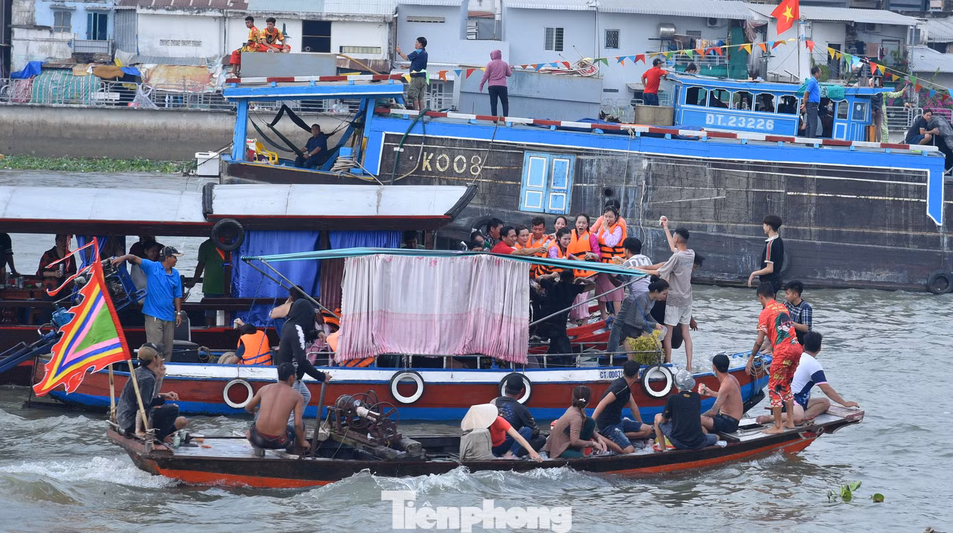 Sau khi hạ thủy tàu tống ôn, người dân tiến hành nghi thức dùng nước sông rửa ghe tàu, rửa tay, rửa mặt. Nhiều người nhảy xuống sông tắm như để gột rửa những điều không may trong năm cũ và mong muốn một năm mới tốt đẹp hơn. Ảnh: Hòa Hội.