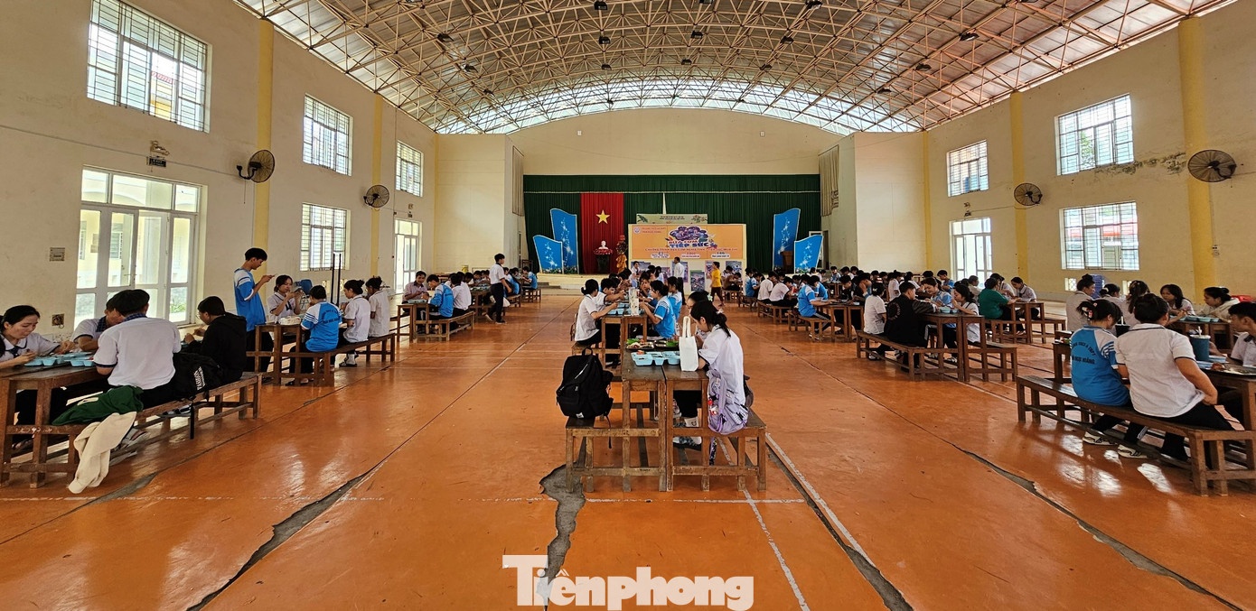 Theo Sở GD&amp;ĐT TP. Cần Thơ, năm nay toàn thành phố có 12.887 thí sinh đăng ký dự thi Tốt nghiệp THPT. Dự kiến tổ chức 25 điểm thi chính thức với 549 phòng thi. Ngoài ra còn có 9 điểm thi dự phòng đặt tại 9 quận, huyện. Ảnh: Hòa Hội