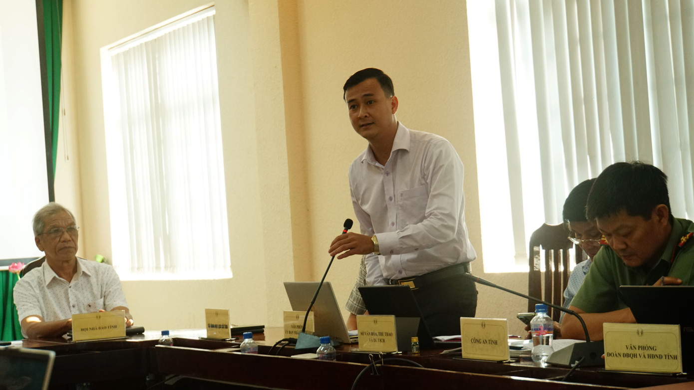 Chánh Văn phòng UBND tỉnh Đồng Tháp - Nguyễn Phi Đa phát biểu tại họp giao ban báo chí chiều 3/4. Ảnh: Hòa Hội