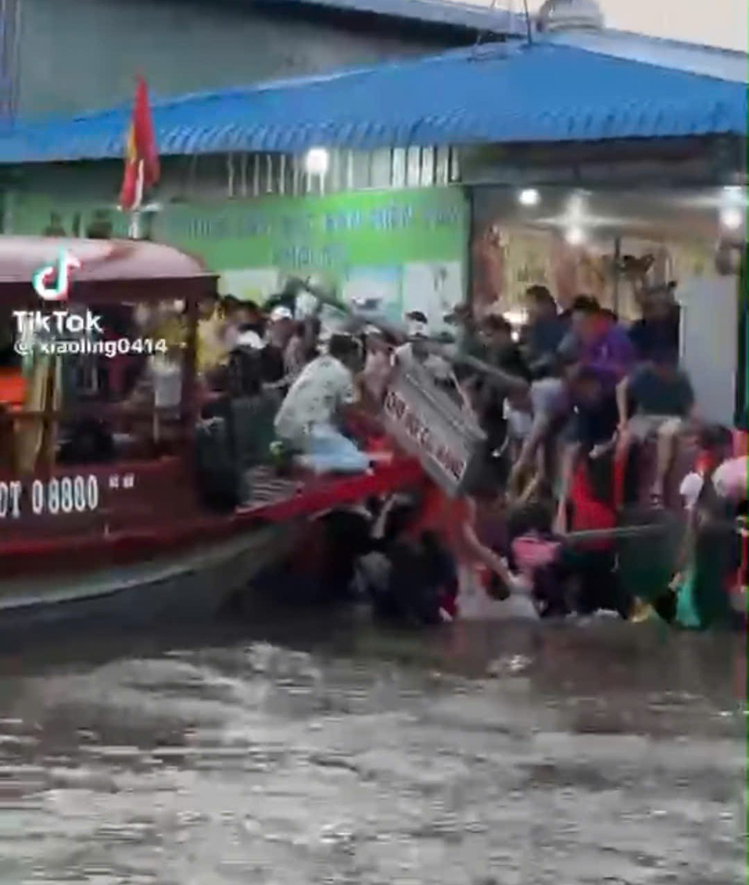 Hiện trường khách rơi xuống sông tại chợ nổi Cái Răng. Ảnh cắt từ clip Hiện trường khách rơi xuống sông tại chợ nổi Cái Răng. Ảnh cắt từ clip