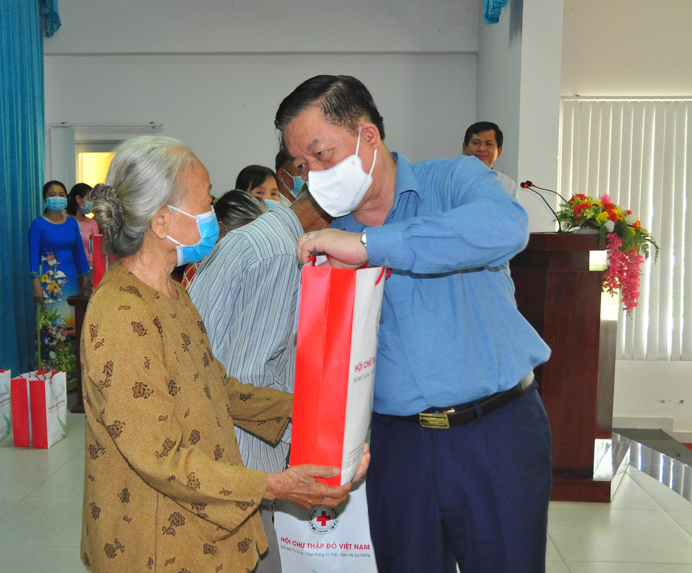 Ông Nguyễn Trọng Nghĩa tặng quà cho người nghèo Ông Nguyễn Trọng Nghĩa tặng quà cho người nghèo