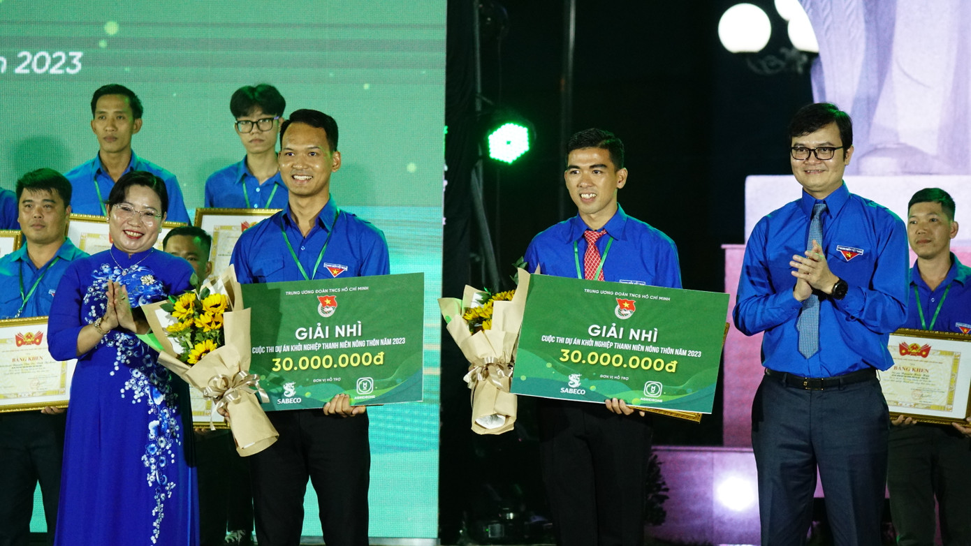 Bí thư thứ nhất T.Ư Đoàn Bùi Quang Huy cùng lãnh đạo tỉnh Sóc Trăng trao tặng giải nhì cho các thí sinh. Ảnh: Hòa Hội Bí thư thứ nhất T.Ư Đoàn Bùi Quang Huy cùng lãnh đạo tỉnh Sóc Trăng trao tặng giải nhì cho các thí sinh. Ảnh: Hòa Hội