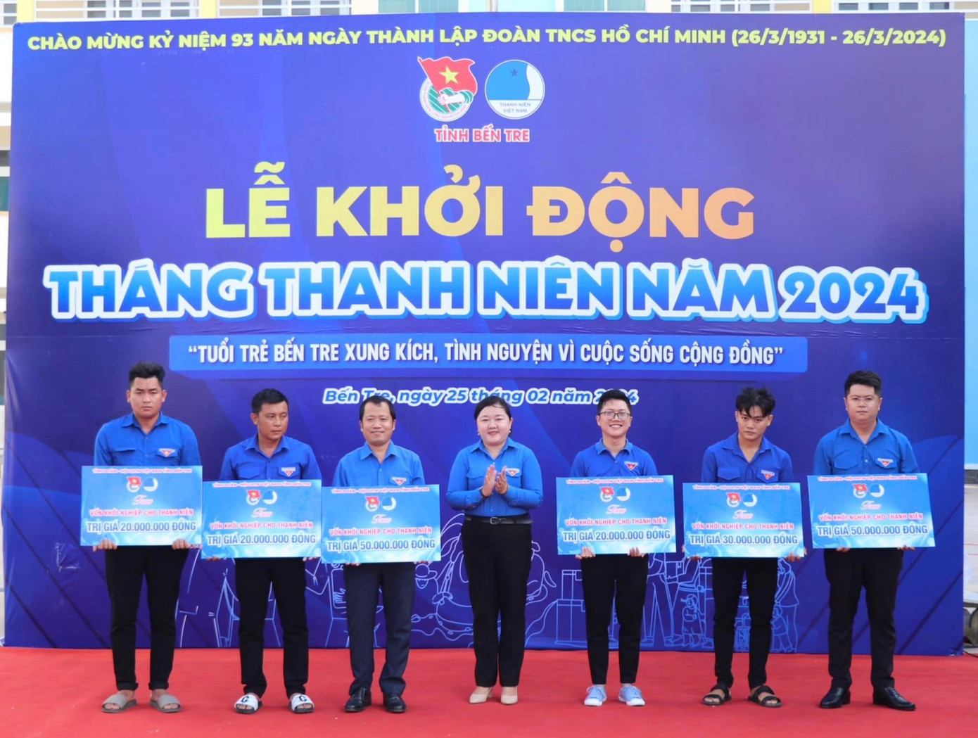 Bí thư Tỉnh Đoàn Bến Tre trao tặng nguồn vốn vay cho thanh niên khởi nghiệp. Bí thư Tỉnh Đoàn Bến Tre trao tặng nguồn vốn vay cho thanh niên khởi nghiệp.