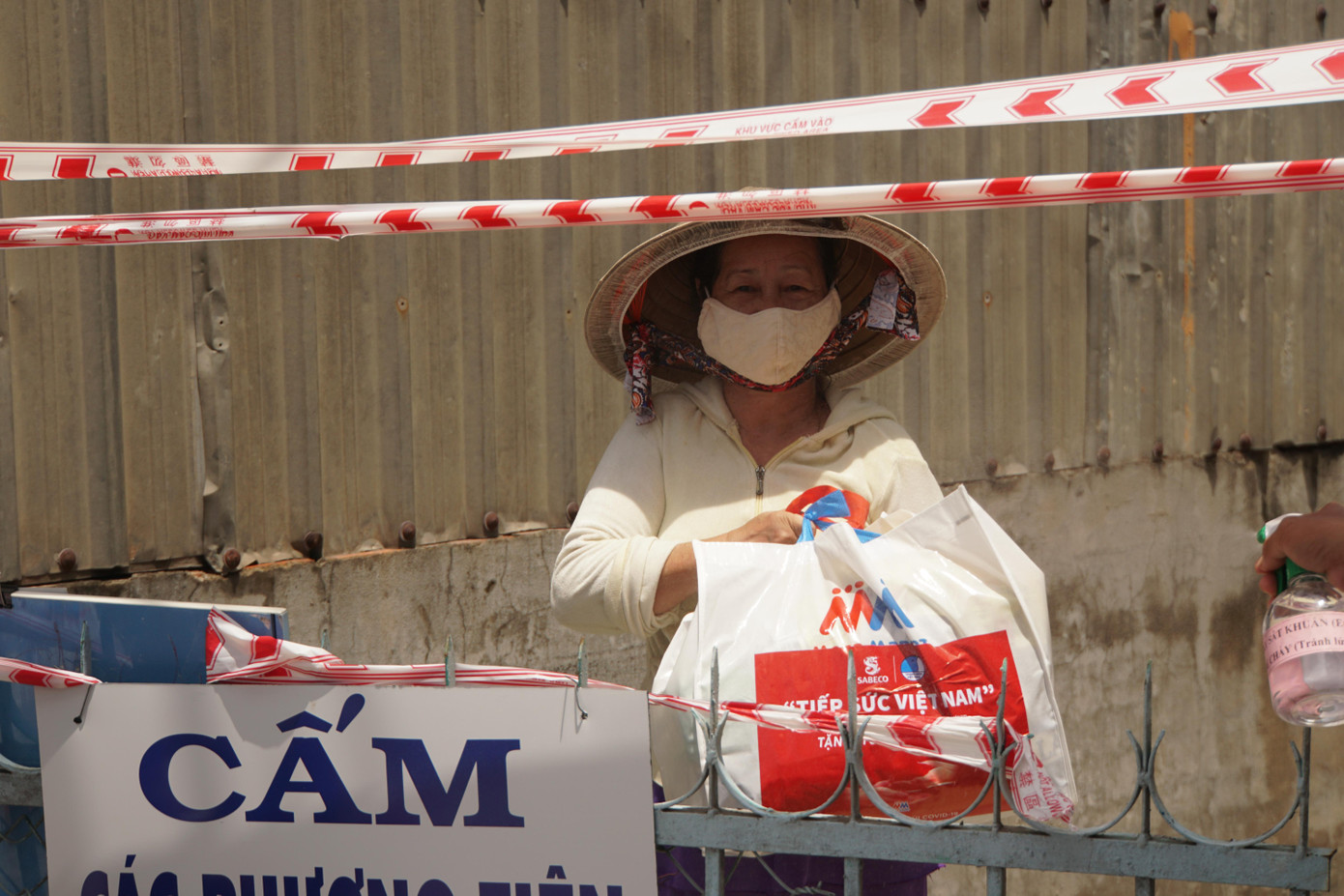 Người dân trong khu phong tỏa phường Trà Nóc, quận Bình Thủy, TP Cần Thơ nhận quà. - Ảnh: Hòa Hội