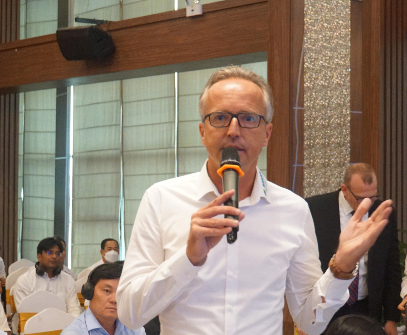 Đại biểu quốc tế phát biểu tại hội thảo