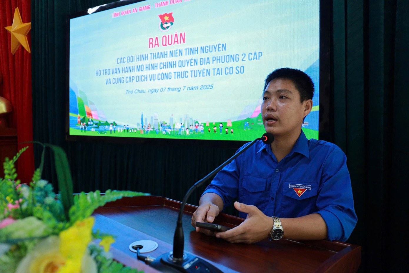 Chiến sĩ tình nguyện mùa hè xanh của Trường Đại học Nam Cần Thơ phối hợp cùng Đoàn Đặc khu Thổ Châu (An Giang) ra quân đội hình thanh niên tình nguyện hỗ trợ vận hành mô hình chính quyền địa phương 2 cấp. Chiến sĩ tình nguyện mùa hè xanh của Trường Đại học Nam Cần Thơ phối hợp cùng Đoàn Đặc khu Thổ Châu (An Giang) ra quân đội hình thanh niên tình nguyện hỗ trợ vận hành mô hình chính quyền địa phương 2 cấp.