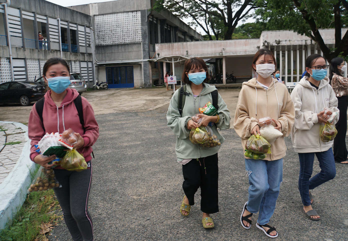 Phiên chợ 'CTU' nằm trong khuôn viên Đoàn trường đại học Cần Thơ, với gần 50 mặt hàng nhu yếu phẩm được chia thành 3 gian hàng là quầy sản phẩm từ thịt, trứng; quầy tinh bột; quầy gia vị, rau củ, mở cửa từ 17 giờ -18 giờ 30 hàng ngày. - Ảnh: Hòa Hội Phiên chợ 'CTU' nằm trong khuôn viên Đoàn trường đại học Cần Thơ, với gần 50 mặt hàng nhu yếu phẩm được chia thành 3 gian hàng là quầy sản phẩm từ thịt, trứng; quầy tinh bột; quầy gia vị, rau củ, mở cửa từ 17 giờ -18 giờ 30 hàng ngày. - Ảnh: Hòa Hội