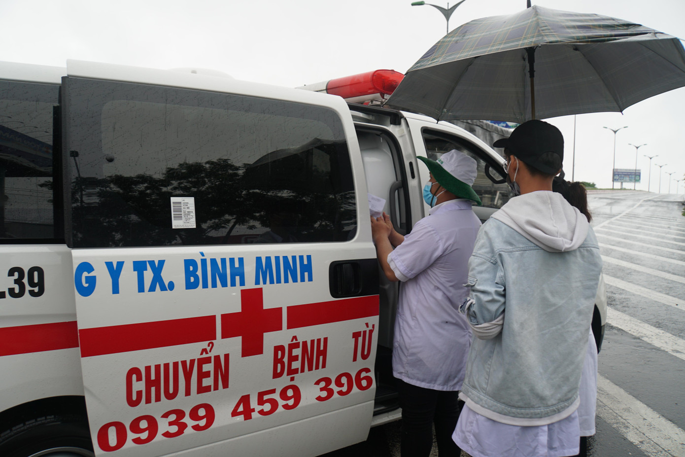 Đối với các trường hợp về từ vùng dịch, khu vực cách ly, phong tỏa, liên quan đến bệnh nhân COVID-19 theo thông báo của Bộ y tế và Sở y tế các tỉnh, thành phố phải thực hiện xét nghiệm và cách ly theo quy định.