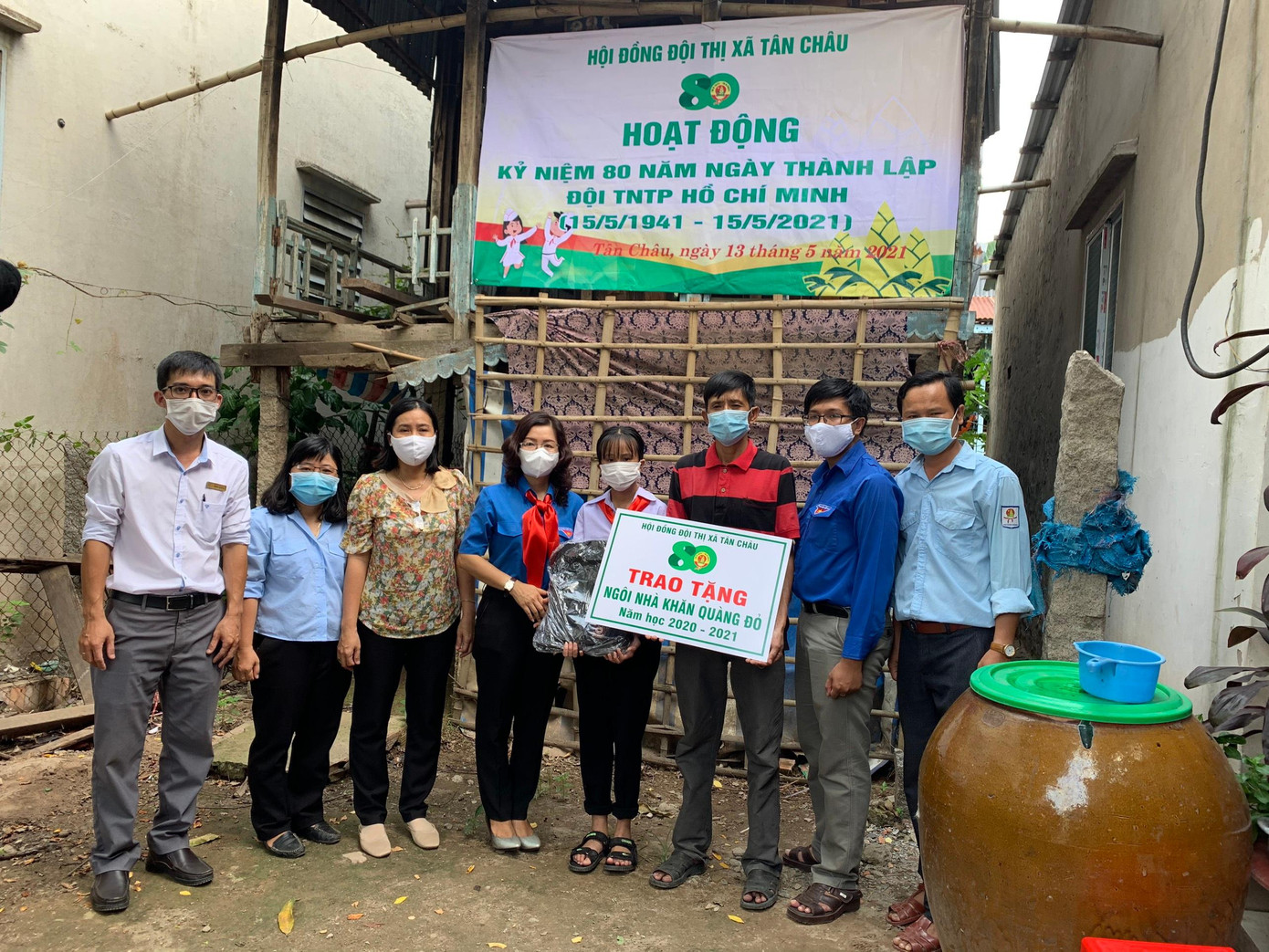 Chị Chuyên cùng các đơn vị trao tặng Nhà khăn quàng đỏ cho học sinh nghèo Chị Chuyên cùng các đơn vị trao tặng Nhà khăn quàng đỏ cho học sinh nghèo