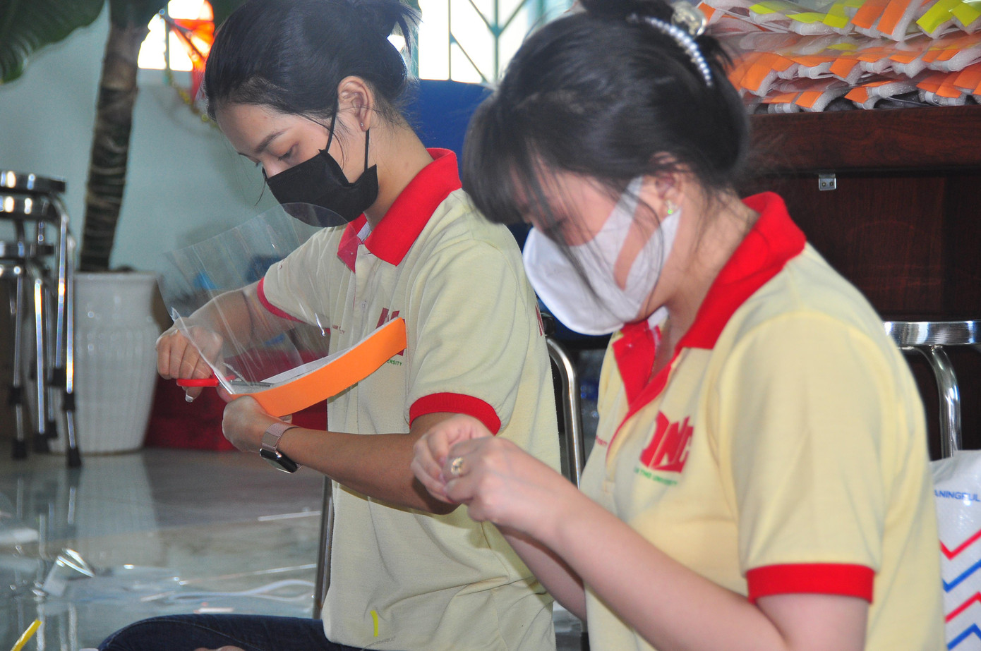 Tường Vy cùng các bạn sinh viên đang miệt làm làm mũ chống giọt bắn phòng dịch
