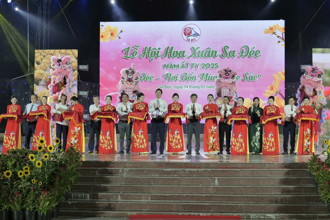 Lãnh đạo tỉnh Đồng Tháp chuẩn bị nghi thức khai mạc.